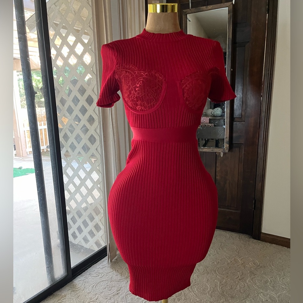 🆕️Fashion nova red midi